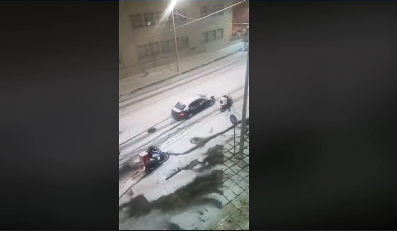 Εγκληματικό: Στέλνουν τους διανομείς μέσα στα χιόνια για να πάνε τις παραγγελίες στη Θεσσαλονίκη! (βίντεο)